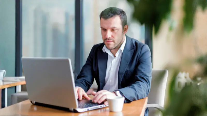 Emprendedor dándose de alta como autónomo online